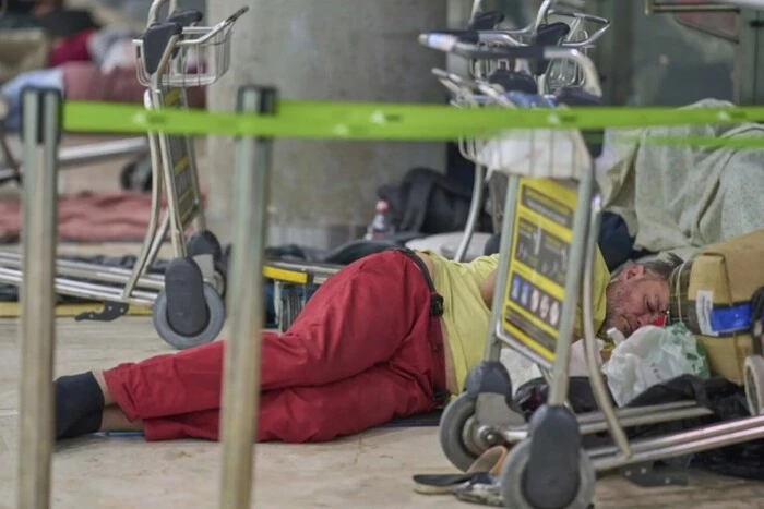 Hundreds of homeless people occupy the airport in Spain