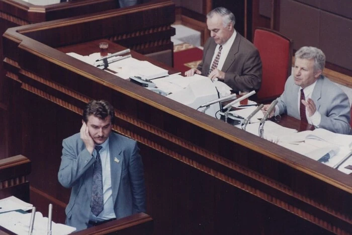 Dolewali do kawy koniak i opowiadali kawały. Były poseł opowiedział, jak uchwalano Konstytucję w 1996 roku