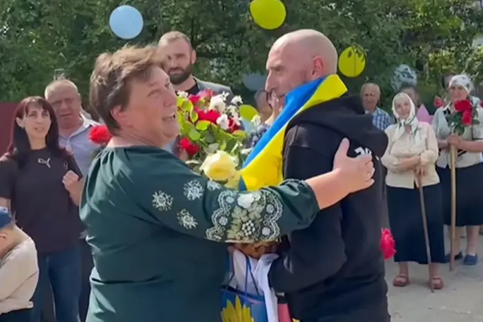 The village in Vinnytsia warmly welcomed the soldier who returned from captivity: a touching video