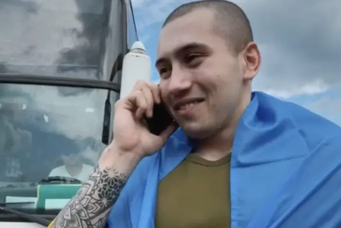 «Ich bin zurückgekommen!» Der Verteidiger sprach gerührte Worte mit seiner Mutter nach der Rückkehr aus der Gefangenschaft (Video)