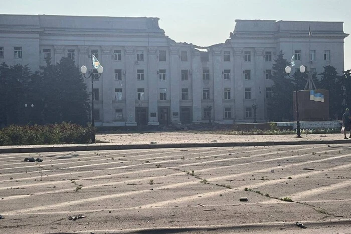 Окупанти скинули авіабомбу на Херсонську ОВА