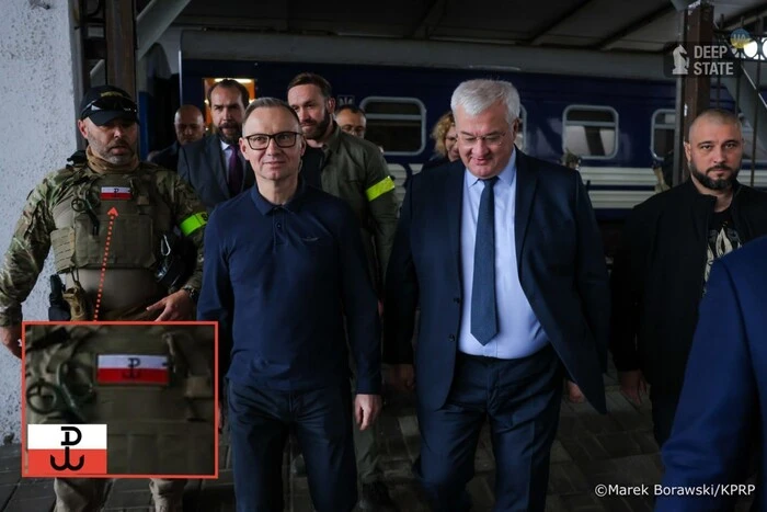 Duda's bodyguard arrived in Ukraine with an ambiguous patch and sparked a discussion online