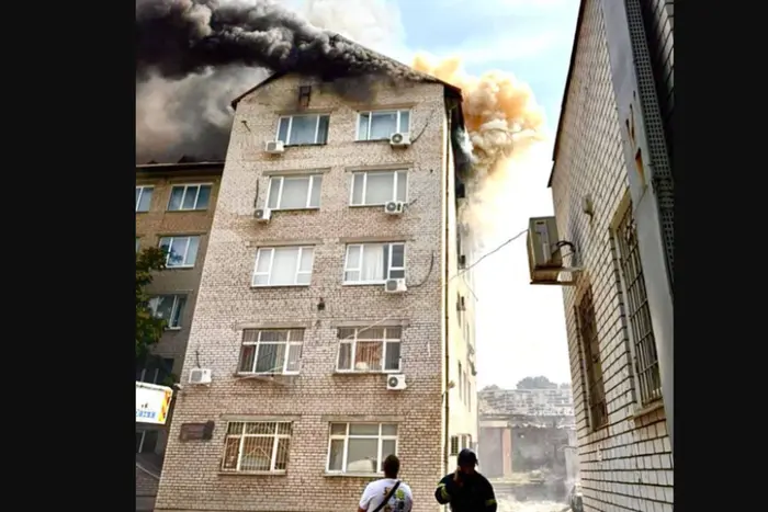 У Запорожье россияне попали в здание университета (фото)