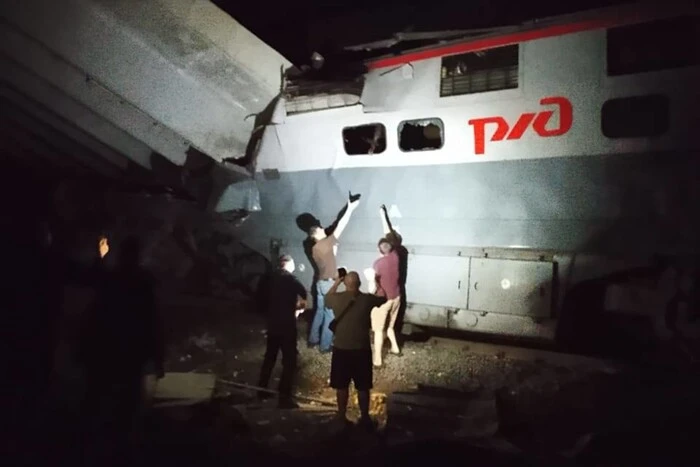 У Брянській області обвалився міст під час руху пасажирського поїзда, є загиблі та постраждалі