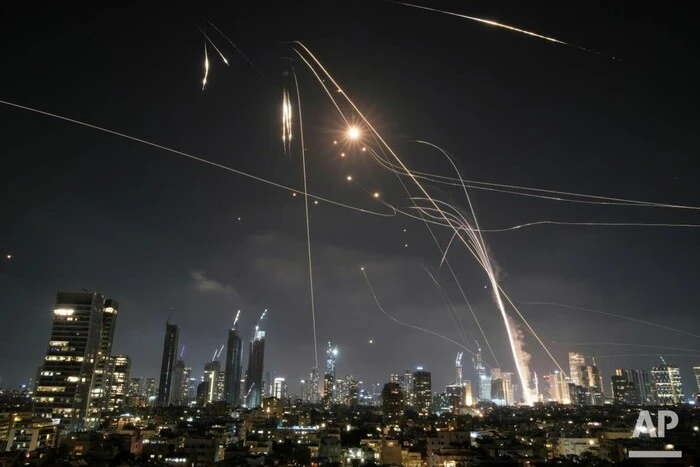 Axios: US Helps Israel to Intercept Iranian Missiles