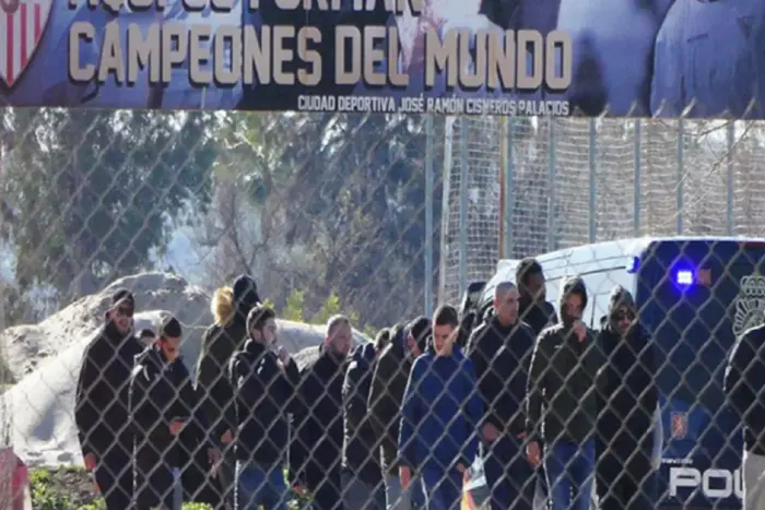 Fans von Sevilla bewarfen den Bus mit Eiern, in dem sich die Spieler des Vereins befanden