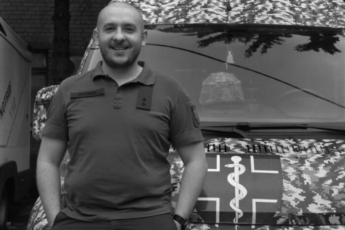 Війський хірург проводить ампутацію під завалами