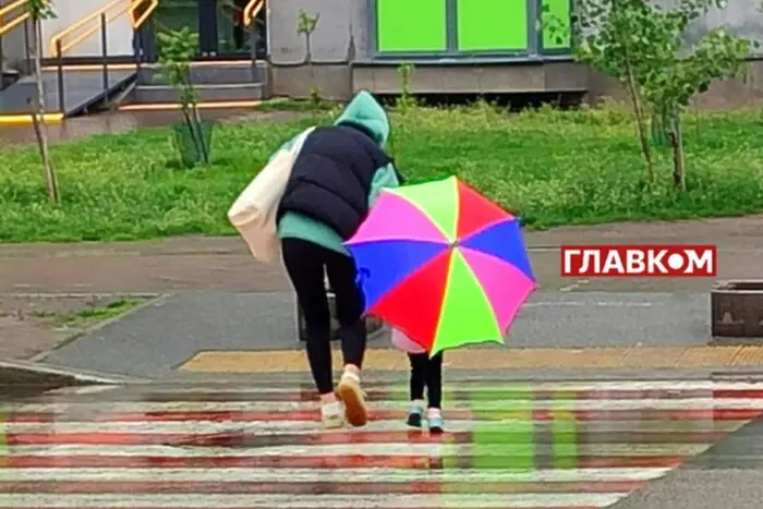 Грози, шквали та град. Синоптики попереджають про негоду у низці областей