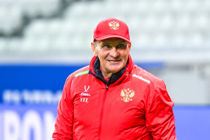 Der Trainer der russischen Fußballnationalmannschaft hat zwei Ehefrauen