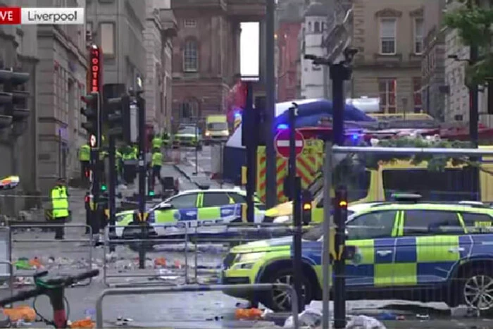 A car drove into a crowd of football fans in Liverpool: the number of injured has increased