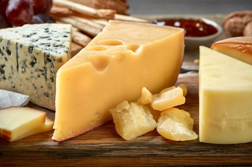 Ambiguous dynamics: how prices for popular cheese brands have changed over the month