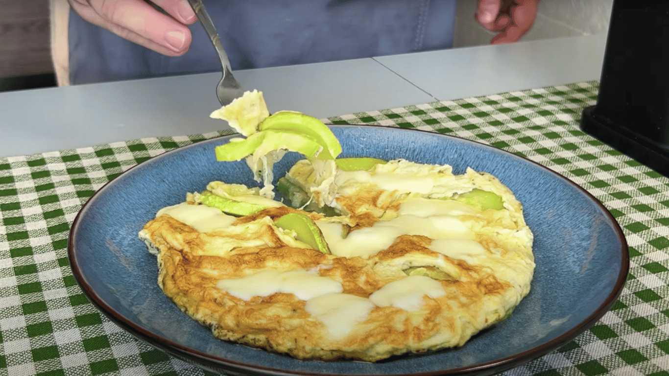 So haben Sie noch nie Zucchini zubereitet – Omelett mit Mozzarella für den Snack